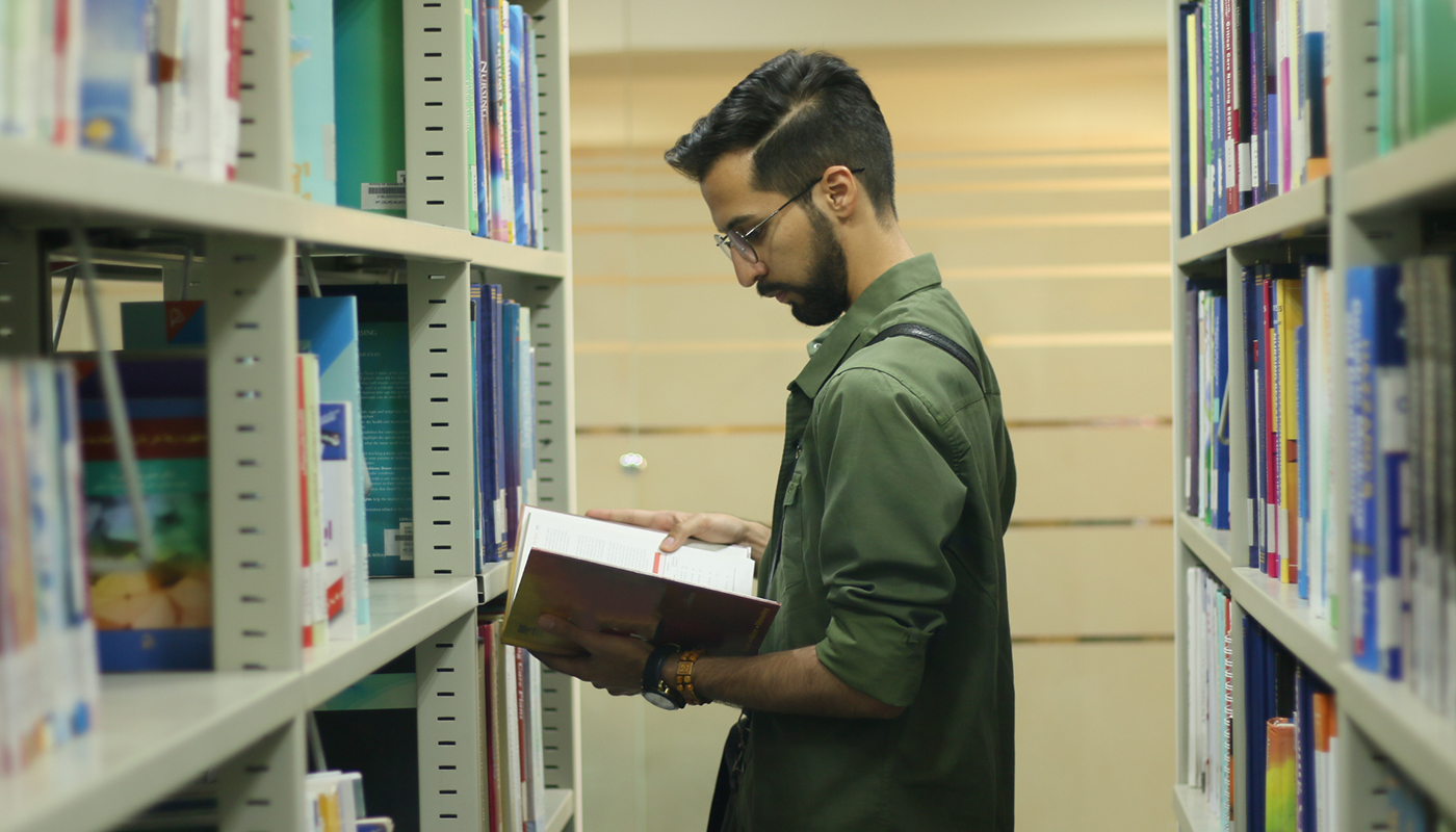 رضا منصوری در کتابخانه